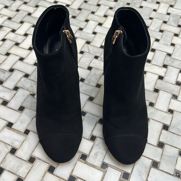 Chanel suede booties. Perfect condition 3 pearls missing. Size 37. - Picture 2 of 7